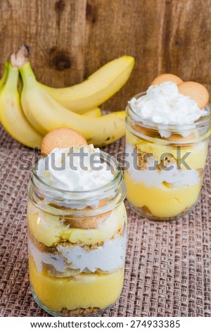 Banana cream parfait in mason jar.  Layers of pudding, whipped cream, graham crackers and nilla wafers in a mason jar.