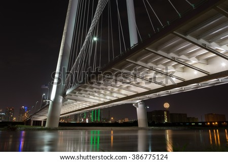 under a bridge arcroos the trinity river in Dallas Texas