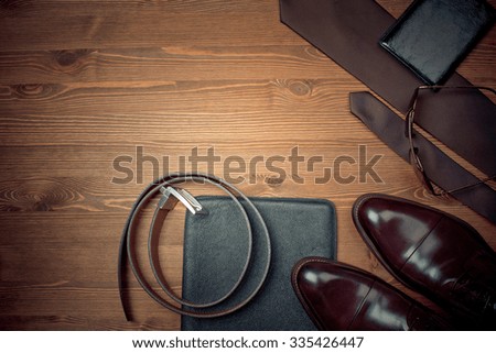 wood texture. Men\'s everyday objects on a dark background. business meeting. Accessories for the business of the day.