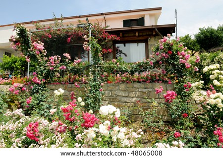 Cvijeće oko kuće  Stock-photo-a-beautiful-country-house-surrounded-by-a-garden-full-of-flowers-48065008