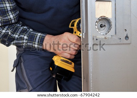intervention to secure a door of an apartment