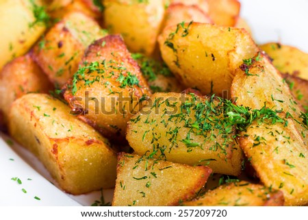 Fried potato slices with dill