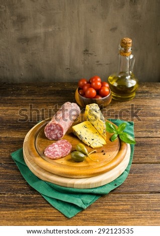 spain snacks on a cutting board on a brown, wooden table