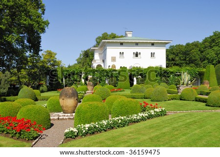 This beautiful Estate is the summer home of the Swedish royal family. Every afternoon the park is open to the Public, to take a stroll in the Garden.