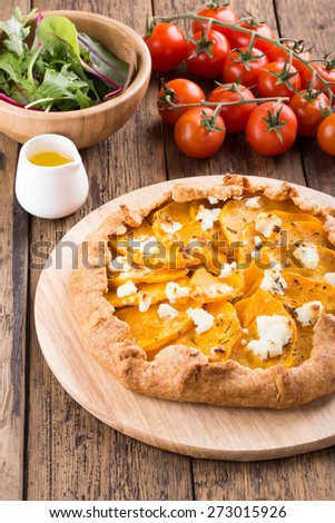 Wholegrain galette with leeks, pumpkin and feta. Served with salad and tomato.