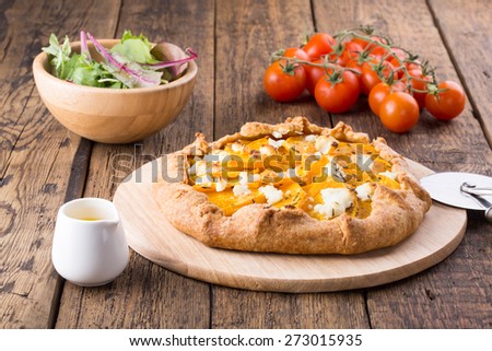 Wholegrain galette with leeks, pumpkin and feta. Served with salad and tomato.