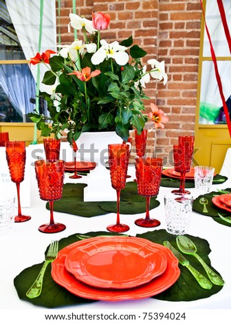 A table setup with Italian flag colours: gree, white and red