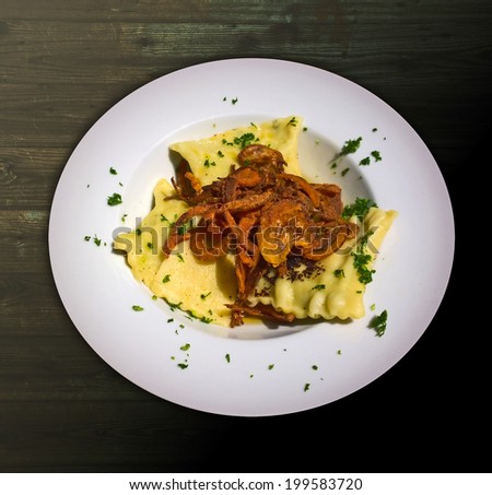 Swabian pockets or Swabian ravioli (Maultaschen): pasta squares filled with meat and spinach, served with deep fried onion rings and parsley.
