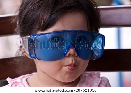 Girls wearing glasses wind protection Mess desserts and mouth