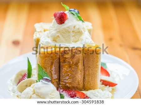 french toast with ice cream and fruit, Honeey toast with fruit and ice cream