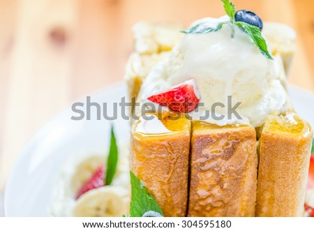 french toast with ice cream and fruit, Honeey toast with fruit and ice cream