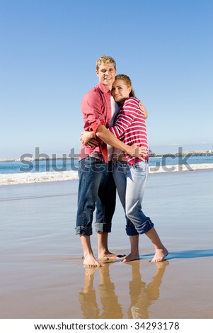 چه جوري مي فهميد يكي داره مياد تو قلبتون؟!؟! Stock-photo-young-lovely-couple-hugging-on-beach-34293178