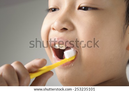 The boy brushing to clean his teeth.