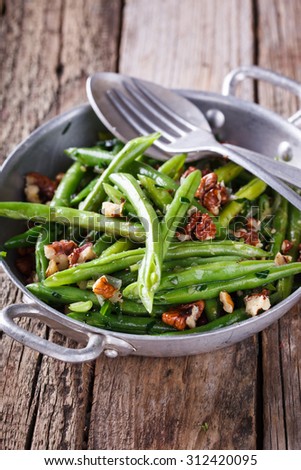 Salad of green beans and walnut