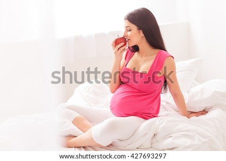 Pretty expectant mother prefers healthy food