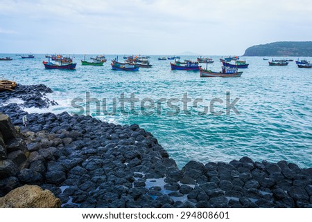 GanhDaDia giant\'s causeway and ships in cloudy