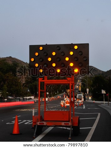 Traffic warning sign/Night traffic/Arrows on the warning sign for traffic safety
