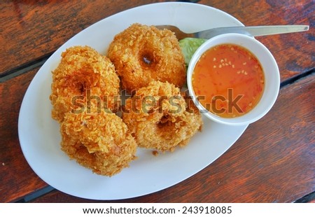 Deep-fried shrimp cakes with dipping sauce.