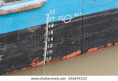 Water level measurement on a shipping boat