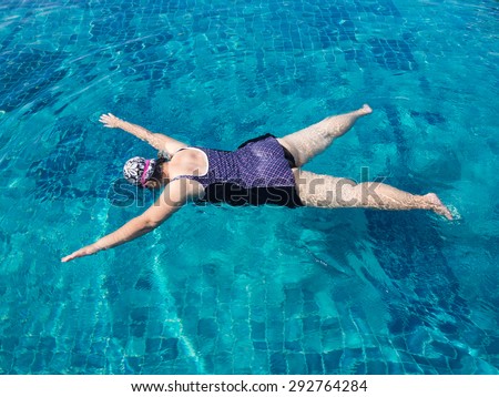 fat woman drown on a pool