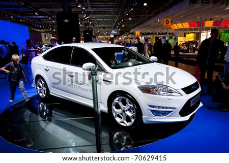 White Ford Mondeo