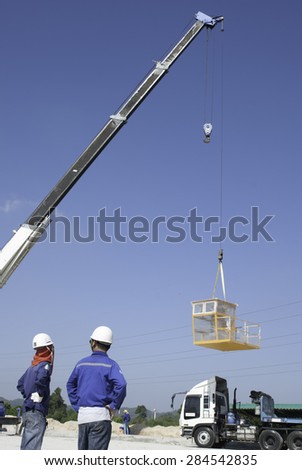 mobile crane lifting