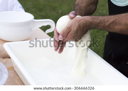 processing of mozzarella in the traditional way