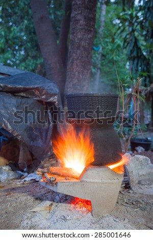 Cook rice in Thailand, the traditional wood stove.