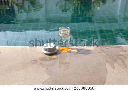 Water testing bottle with pH testing tablet center