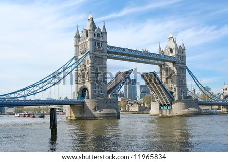 Londres pendant les soldes !  Stock-photo-tower-bridge-london-opening-for-a-ship-to-pass-11965834