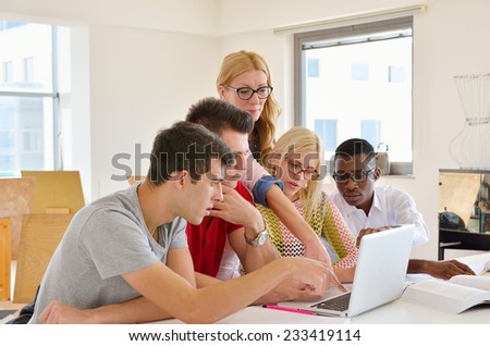 Professor shows a group of young students, black, white, Chinese and girls in lectures, on laptop