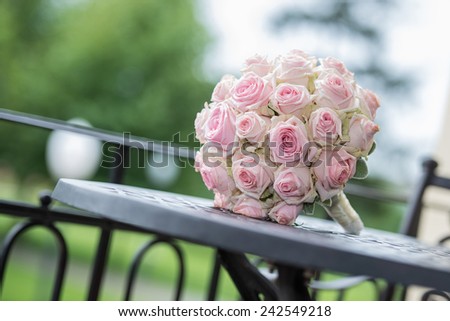 bunch of flower, pink roses on the table
