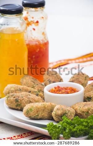 Pork cutlets with hot, sweet, yellow sweet sauces