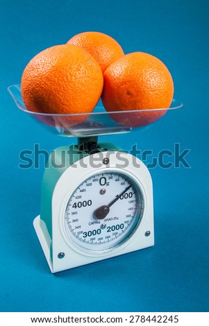 Orange in beam scale shows 1kg of fruit /Orange in beam scale