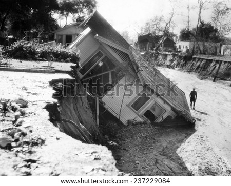 California New Year\'s Day 1934 flash flood After a week of heavy rain walls of water 20 feet high, The occupants of this home left in time to be saved from the flood waters.