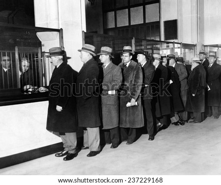Payroll money for Detroit Workers Line up of workers eir paychecks at the newly opened the Chrysler Emergency Bank in Detroit.