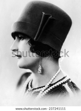 1927 felt cloche hat from Paris The name \'cloche\' means \'bell\' in French The turned up brim frames the models short curls.