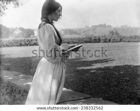 Beatrice Baxter Ruyl, original title: \'The Sketch, posed by Beatrice Baxter in Newport, Rhode Island\', photograph by Gertrude Kasebier, 1902.