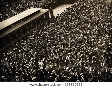 A huge crowd in New York watches the score board during the final game of 1911 World Series. In Philadelphia between the New York Giants and the Philadelphia Athletics. New York City, Oct. 26, 1911