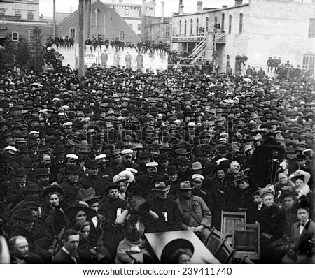 Crowd for waiting for presidential candidate William Taft\'s (1857-1930) whistle-stop campaign train in Grand Forks, North Dakota in 1908.