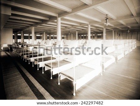 New York City\'s Municipal Lodging House men\'s dormitory with rows of bunk beds. The shelter provided 800 iron bunks for men on three floors. 1910.