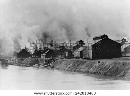 American Steel and Wire plant in Donora, Pennsylvania, in 1910. In 1948 successors to these factories would contribute to a fatal air pollution incident that killed 20 people. Photo by Bruce Dresbach.