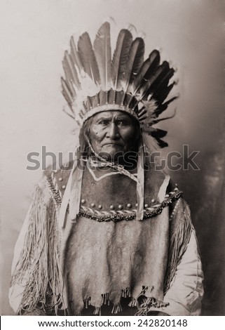 Geronimo (1829-1909), Chiricahua Apache warrior in Indian clothing and feathered headdress. 1907 .
