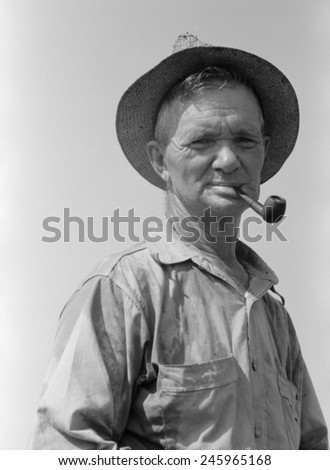 Former oil worker working in a ditch-digging gang. Before the Great Depression he was a skilled oil driller and pipeline builder in the Oklahoma oil fields. August 1939.