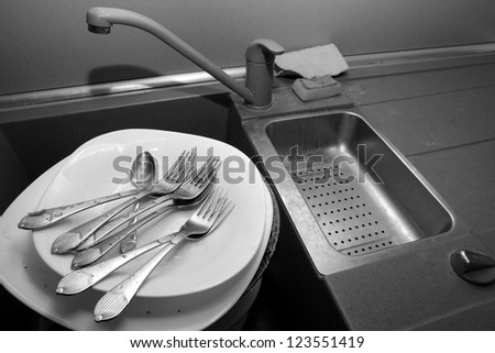 Dirty dishes after breakfast/I do not want to wash dishes.