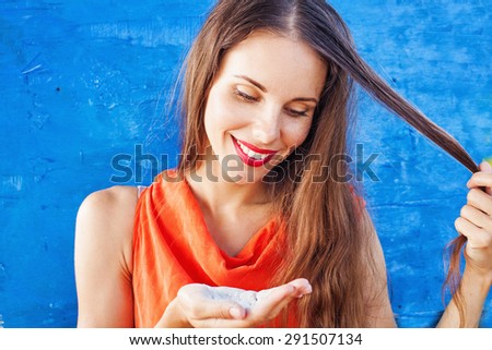 woman using dry shampoo on her hair