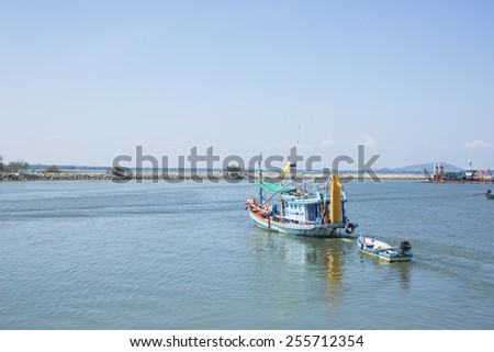 fishing boat running out to the sea