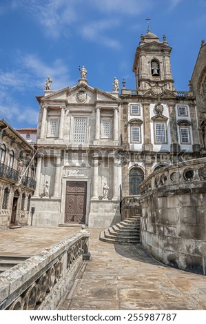 The Church of Saint Francisco , Portugal , Porto, built in the Gothic style. The western portal of the church is Baroque , decorated with columns of Solomon and the statue of St. Francisco