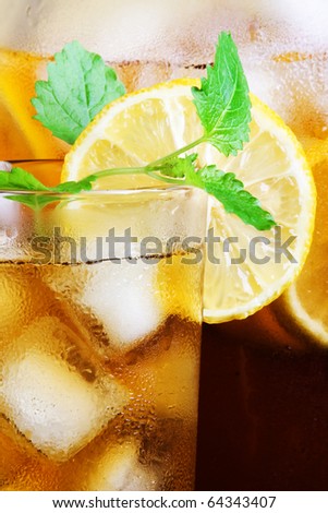 Tasty, refreshing ice tea, with lemon.  Macro