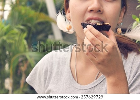 Women eat brownie